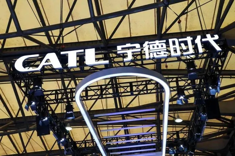 <b>宁德时代登顶公募第一股</b>